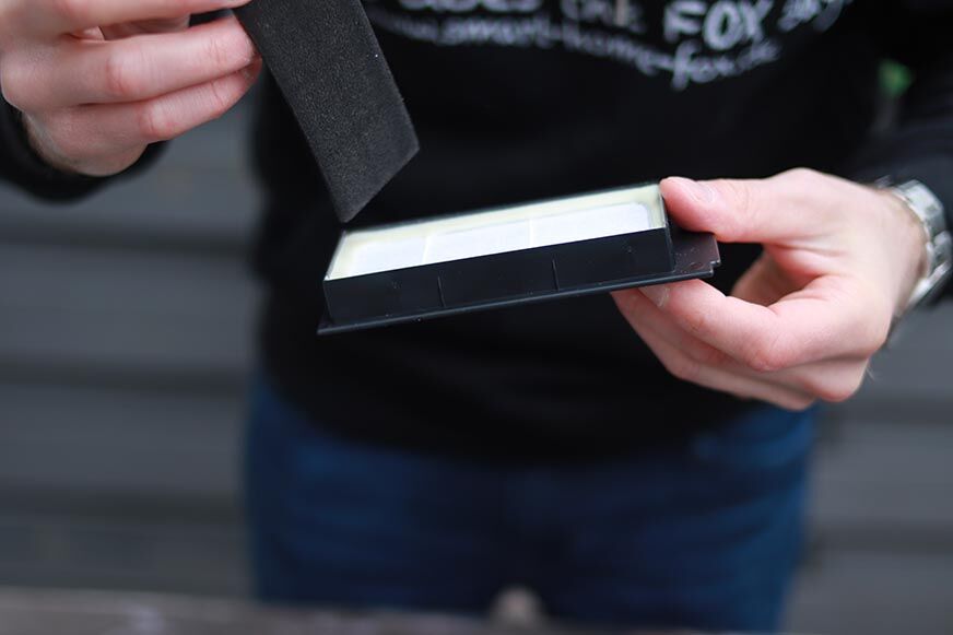 Der Feinstaubfilter und der HEPA Filter werden in den Händen gehalten